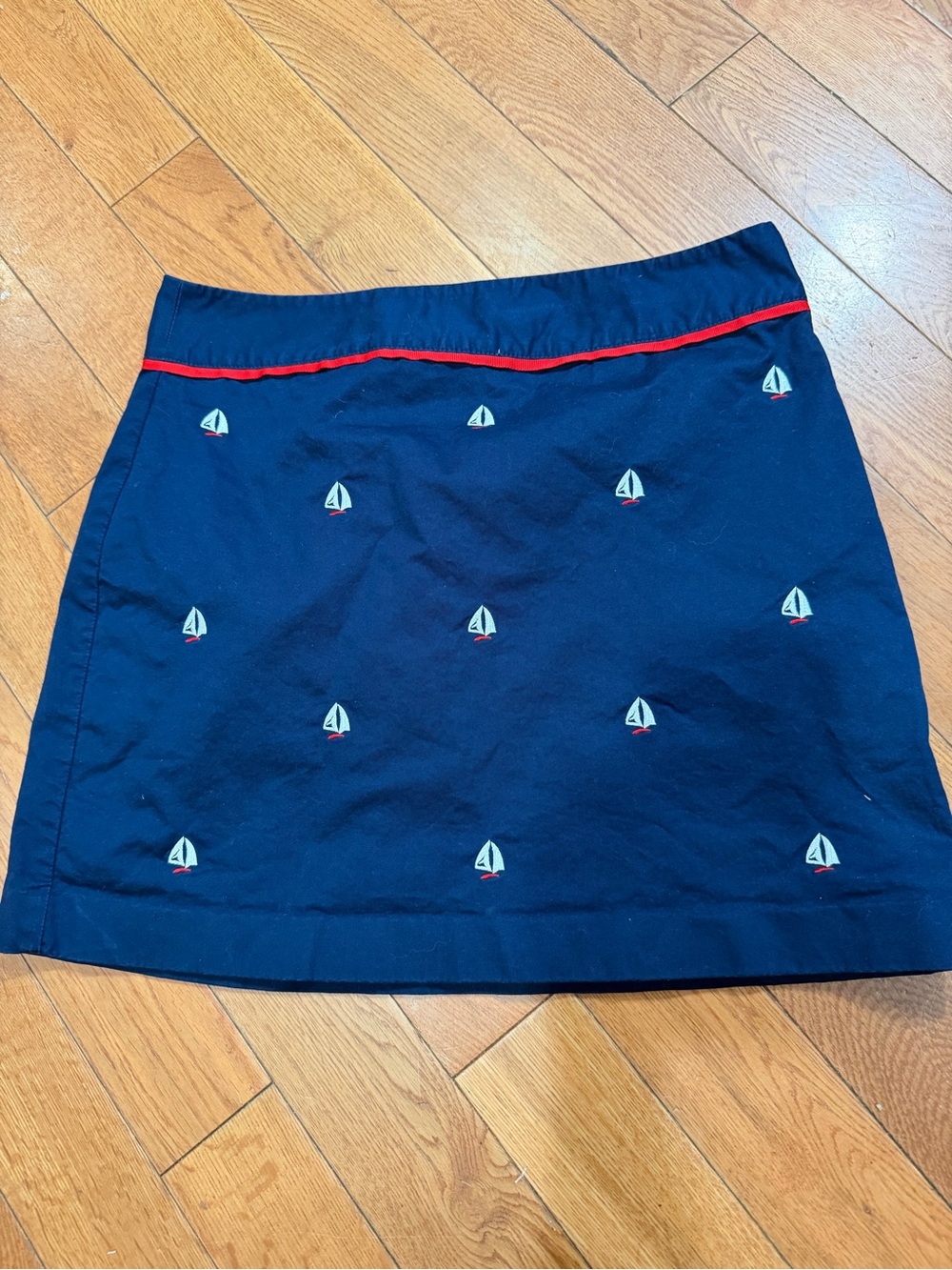 Vineyard Vines Navy Mini Skirt with Red Trim and Sailboat Embroid size 2
